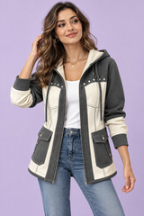 Chaqueta gris con paneles y capucha