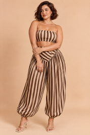 Ensemble plissé rayé marron | Porté sur une silhouette plus ronde | Lounelle Paris