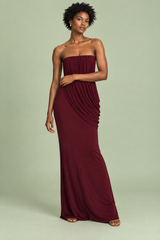 Vestido largo burdeos palabra de honor con volantes