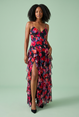 Vestido largo negro con estampado de lirios y manga tipo capa asimétrica