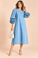 Vestido midi azul claro con mangas largas y puños de rosetas