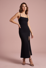 Vestido negro con espalda de encaje y abertura
