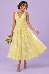 Vestido midi floral amarillo de corte evasé