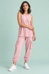 Conjunto fluido de chaleco sin mangas y pantalón tobillero rosa