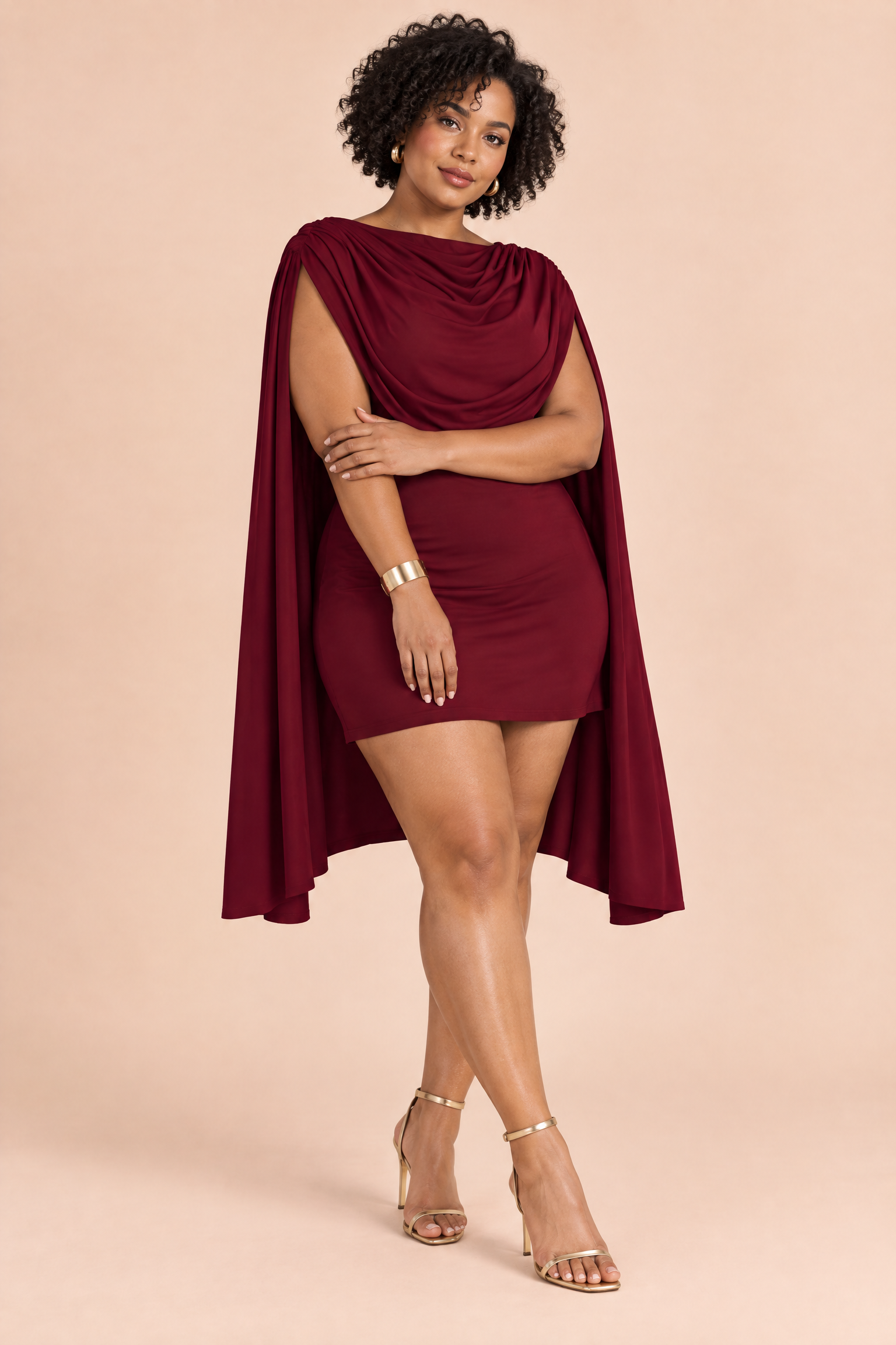 Robe courte moulante froncée à col bénitier bordeaux | Porté sur une silhouette plus ronde | Lounelle Paris