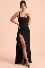 Vestido largo negro con escote cuadrado, espalda escotada y abertura lateral hasta el muslo