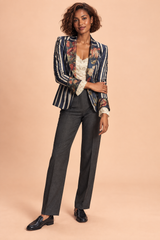 Blazer azul entallado con estampado floral y de rayas