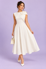 Vestido midi blanco de escote asimétrico con lazo en la manga