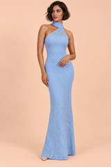 Vestido largo de encaje azul cielo con espalda descubierta asimétrica y abertura
