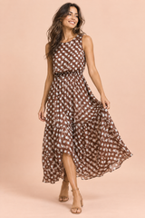 Vestido largo marrón café de lunares con cuello alto y detalles drapeados