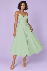 Vestido midi verde de tirantes con bajo voluminoso
