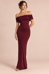 Vestido largo burdeos con hombros descubiertos, fruncidos y espalda abierta