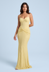 Vestido largo amarillo con frunces y escote corazón