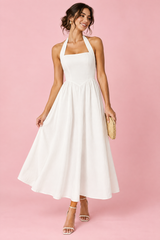 Vestido midi evasé blanco con cuello halter