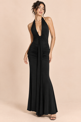 Vestido largo negro fruncido con cuello halter