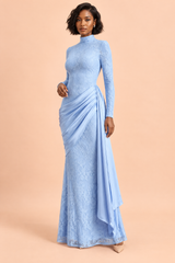 Vestido largo de encaje azul cielo, de cuello alto y falda drapeada