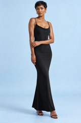 Vestido largo negro con tirantes finos y espalda descubierta de encaje