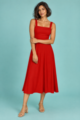 Vestido midi rojo de corte evasé con escote cuadrado y tirantes finos