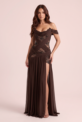 Vestido largo marrón con aberturas y escote drapeado