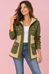 Chaqueta verde oliva con paneles y capucha