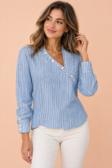 Blusa de rayas azul claro con escote asimétrico