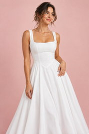Robe midi blanche à fines bretelles et ourlet ample | Vue rapprochée | Lounelle Paris