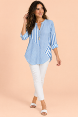 Blusa azul de rayas con escote de pico