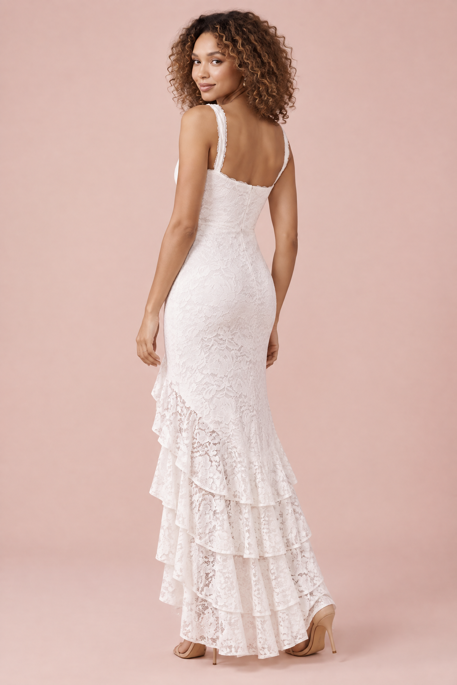 Robe longue en dentelle blanche à décolleté plongeant et volants | Vue de dos | Lounelle Paris