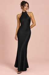Vestido largo negro con escote halter y espalda descubierta