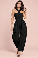 Mono de pernera ancha con escote halter negro