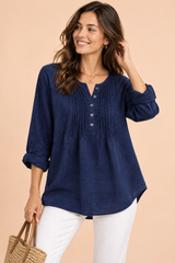 Blusa azul marino de algodón con cuello redondo y pliegues