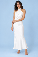 Vestido largo blanco con cuello halter y espalda descubierta