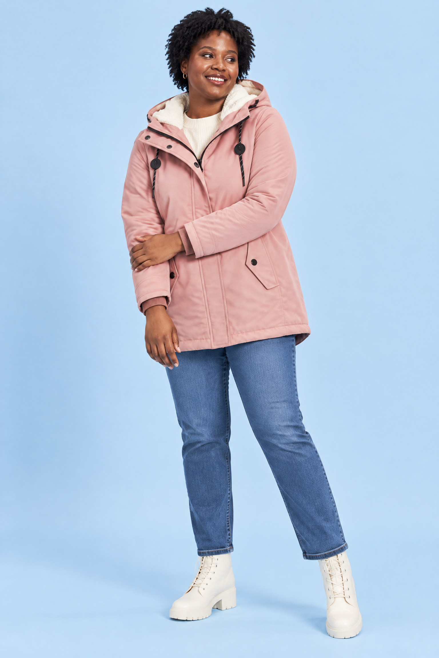 Parka rose oversize à capuche | Porté sur une silhouette plus ronde | Lounelle Paris