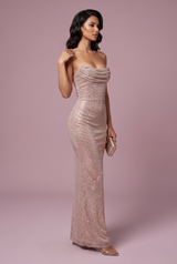 Vestido largo de lentejuelas con escote drapeado en oro rosa
