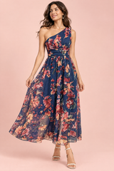 Vestido largo azul con estampado floral, de un solo hombro y corte evasé