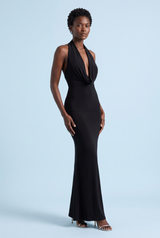 Vestido largo negro de corte sirena, con escote drapeado y espalda descubierta