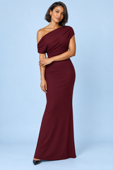 Vestido largo burdeos de escote Bardot y tirante retorcido