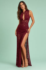 Vestido largo burdeos ajustado de encaje transparente con cuello redondo y abertura lateral