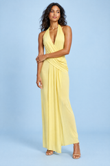 Vestido largo amarillo asimétrico con escote halter y espalda abierta