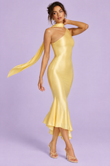 Vestido halter con pañuelo amarillo
