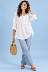 Blusa blanca de algodón con cuello redondo y pliegues
