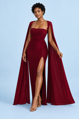 Vestido largo rojo ajustado con escote cuadrado, abertura lateral y mangas capa