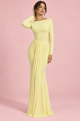 Vestido largo amarillo de cuello barco con detalle fruncido