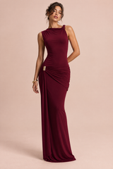Vestido largo rojo oscuro con cuello redondo y drapeado