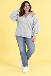 Top gris à épaules dénudées et col V | Porté sur une silhouette plus ronde | Lounelle Paris