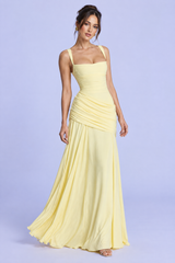 Vestido largo amarillo claro fruncido con escote cuadrado y corte evasé