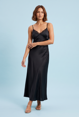 Vestido lencero largo negro con escote en V, tirantes finos y detalles de encaje