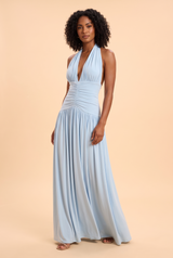 Vestido largo azul cielo con escote pronunciado y detalles fruncidos