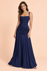 Vestido largo azul oscuro fruncido con escote cuadrado y corte evasé