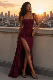 Robe longue bordeaux à décolleté carré, dos échancré et fente haute côté | Deuxième photo lifestyle | Lounelle Paris